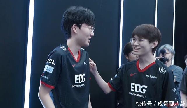 看台视角欣赏孙兴慜的任意球直接破门，球迷已经预感...