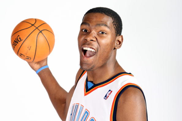 摸吉祥物女演员胸部，前塞尔塔队长马略被判赔偿1000欧