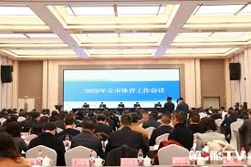 利物浦官网仅放萨拉赫抢圈训练图，未展示其与队友拥抱镜头